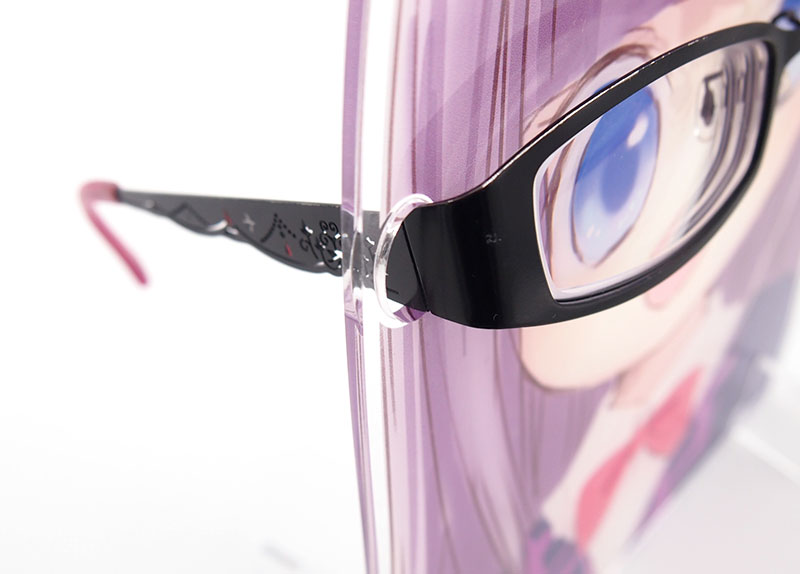 メガネをセットしてsメガネスタンドとしても、メガネをかけなくてもフィギュアスタンドとしても楽しめます。