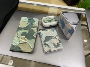 作品を使用したオリジナルグッズを作りました。コンパクトミラー 2種、AirPos Proのケース、iPhone8の手帳型ケースです。下記サイトにあるグッズであれば、木村が専用にお作りします。（簡単なことでも）興味のある方はご連絡下さい！