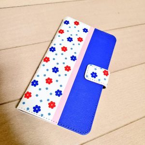 じゃーん✧︎めっちゃ可愛く仕上げて貰いました私のスマホ最新機種だから手帳型のケースで可愛いのなんて売ってなくて私の機種専用の手帳型ケースを作れるって知って即作ってみた！自分で作った柄だから愛着湧くよね