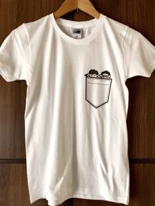 ME-Qさん（https://me-q.jp）にお願いした博士組Tシャツ届いた！薄い肌色も綺麗に印刷されてたよ( ^ω^ )セール中だったのもあって980円と超お手頃でした目自分用の一枚だけなのにこの価格で利用できるの本当ありがたい〜他のグッズも試したいしリピートします