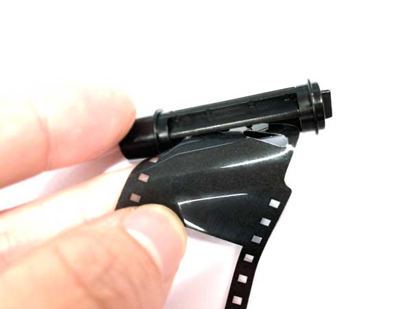 STEP２：「④フィルム」は「③フィルム回転パーツ」の外側二つの太い突起にフォルムの穴が入るように差し込みます。