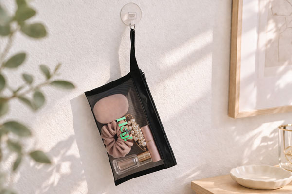 ストラップ付きで持ち運びや吊り下げに便利な設計