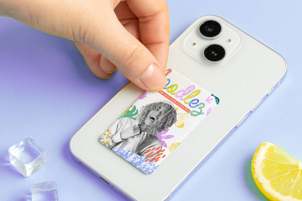 極薄0.9mm！貼って剥がせるスマホ冷却シートで簡単装着