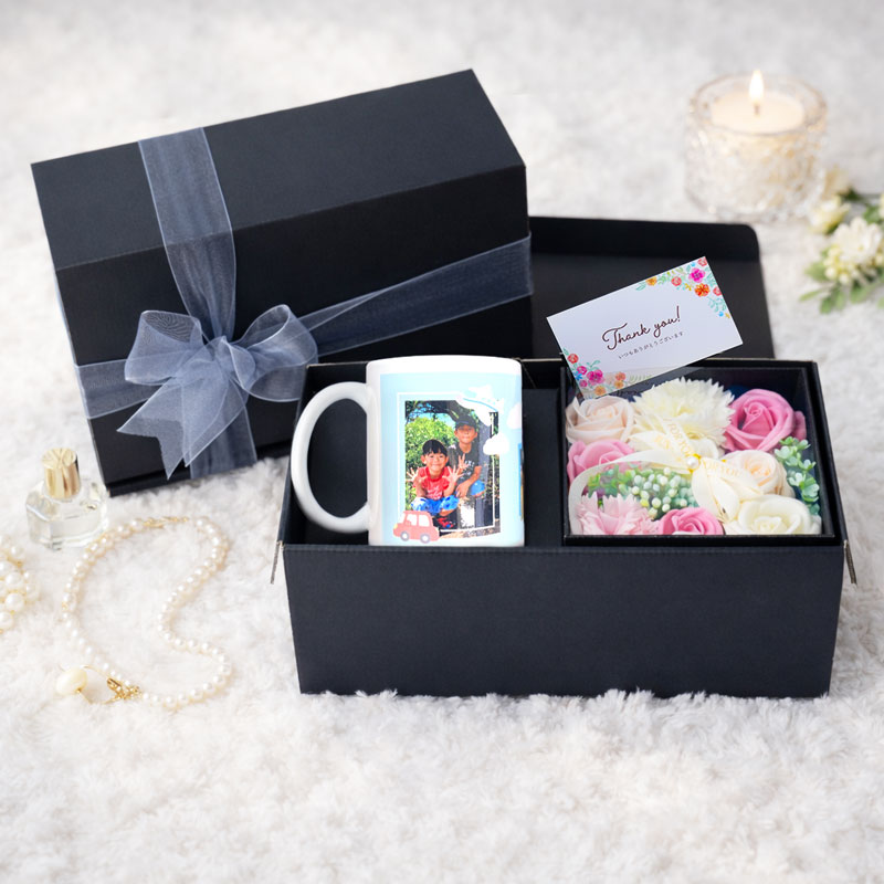 ソープフラワー＆写真入り名入れマグカップのギフトセット｜誕生日・母の日・送別に選べるメッセージカード付き｜ギフトグッズ作るならME-Q GIFT（メークギフト）