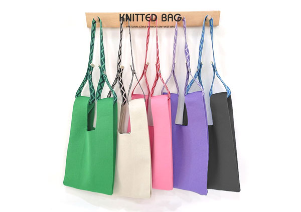 カラバリ豊富で垢抜けコーデに!おしゃれに映えるニットバッグ