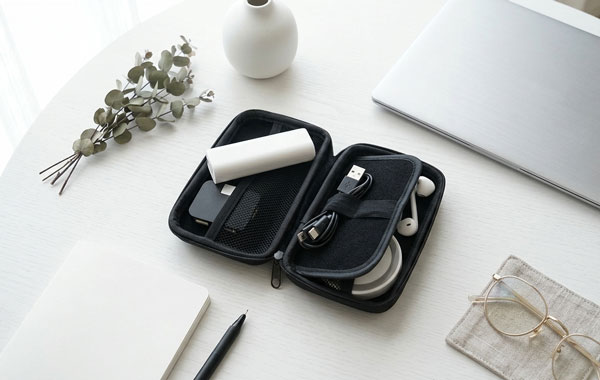 見開き収納で出し入れしやすいオリジナルガジェットケース