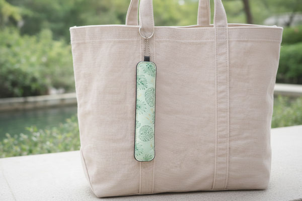 ボールチェーン付きでバッグに付けられるキーホルダー風1本用ペンケース