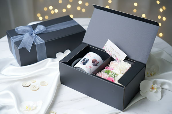 黒いギフトボックス×リボン×メッセージカードで高級感と気持ちが伝わる