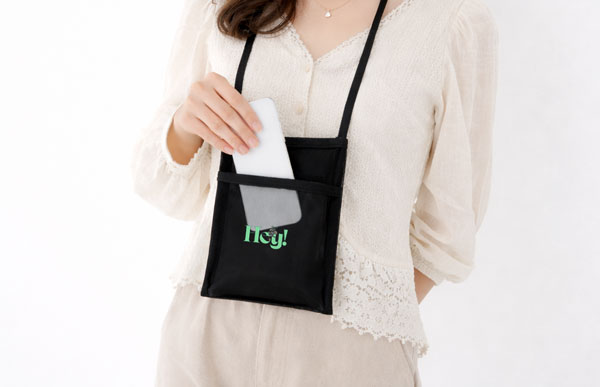 フロントポケット付きで小物収納に便利な実用性の高いサコッシュ