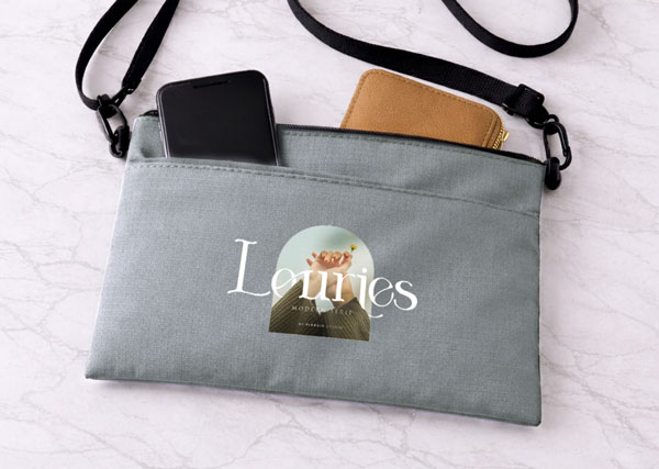 スマホ・長財布も収納可能！ポケット付きで使いやすいサイズ感