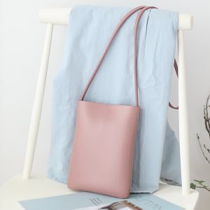 サーモンピンク